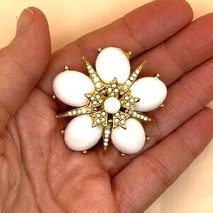 Signed ©ART Arthur Pepper White Floral Gold Tone Brooch Vintage 1960's